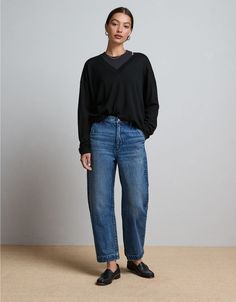 Barrel Leg Trouser Outfit, Styling Barrel Leg Jeans, Style Barrel Jeans, Barrel Jeans Outfit Winter, Black Barrel Jeans Outfit, Barrel Jeans Street Style, Barrel Leg Jeans Outfit, Black Boots And Jeans, Casual Jean Outfits