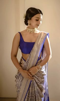 outfits Saree Drapping Style Modern Indian, Saree Drape Ideas, Modern Lehenga Blouse Designs, Modern Saree Jacket Designs, Onam Saree Draping Styles, Modern Blouse Designs Saree, Retro Style Saree Draping, Saree Drapes Modern, Designer Transitional Saree With Traditional Drape