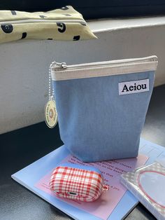 Aeiou Pouch, Inside My Bag, Pretty Accessories, What In My Bag, Wallet Pouch, Pretty Bags, Leather Bag Women, Makeup Pouch, Fabric Bags