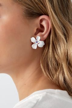 Add a touch of elegance to your summer look with the White Summer Flower Earrings. These beautiful earrings feature a sophisticated floral design in a sleek black finish, perfect for making a stylish statement. Crafted from hypoallergenic materials, they are ideal for sensitive ears and lightweight for comfortable all-day wear. Perfect for both casual and special occasions, these earrings are a versatile addition to any jewelry collection. Treat yourself or gift them to someone special to celebr White Summer, Sensitive Ears, Design Floral, Elegant Earrings, Summer Flowers, Flower Earrings, Jewelry Earrings Studs, Statement Jewelry, Summer Looks