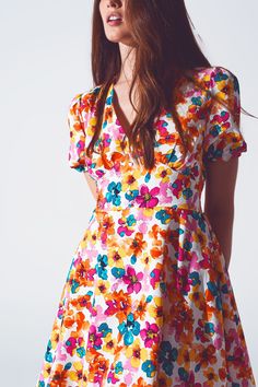 Delve into the boho chic style with our Short Dress with Cinched Waist in Multicolor Floral Print. The dress is constructed from 100% Polyester, assuring a lightweight feel and longevity. The model, standing at 5'8'' with measurements of 33-24-35, wears a size S and the dress runs true to size. Its regular fit coupled with an elasticated back offers a figure-hugging cut, accentuating your curves perfectly. The mini length and the vivacious floral print make this dress a standout for casual and f Floral Print Short Dress, Fit Couple, Estilo Boho Chic, Floral Print Shorts, Estilo Boho, Boho Chic Fashion, Cinched Waist, Belted Dress, Button Detail