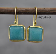 Noble, feminine, special... Extraordinary, square earrings with an blue colored jade gemstone in a gold-plated 925 sterling silver setting. The geometric shape gives your outfit the perfect addition. The jade stone is a healing stone for harmony and balance. You can also give the earrings to your loved ones. It is well suited as a Mother's Day present, as a birthday present or as a Christmas present. Of course, you can also give yourself a present! If you want to combine the jewelry with another ring and necklace you can find it under the following links: https://www.etsy.com/de/listing/1112873051/925-sterling-silber-kette-mit?ref=listings_manager_grid https://www.etsy.com/de/listing/1112879537/925-sterling-silber-ring-mit?ref=listings_manager_grid Length:  2.5 cm including hook Jade stone Modern Gold Plated Square Jewelry, Elegant Gold Plated Square Jewelry, Gold Plated Square Jewelry, Square Yellow Gold Plated Jewelry, Square Yellow Gold-plated Jewelry, Elegant Square Pendant Earrings As Gift, Handmade Yellow Gold Rectangular Jewelry, Handmade Rectangular Yellow Gold Jewelry, Hypoallergenic Yellow Gold Rectangular Jewelry