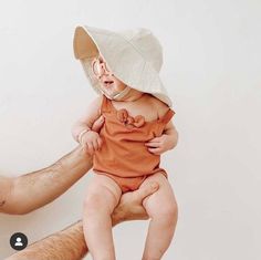 A beige linen and cotton wide brim baby and child sun hat that will protect your little beach baby from the sun. With a wide brim, it covers the face, chest and shoulders on those beautiful sunny days. So let the sun shine! This hat will soon become a favorite on your adventures outside. Made from a medium weight natural colored off-white linen and cotton blend fabric. Inside liner made of white cotton. This hat has a chin strap with metal snap to help keep the hat on. Brim measures 3.5 inches. Boho Style Jeans, Tank Tops Diy, Baby Summer Hat, Fawn Colour, Top Diy, Toddler Summer, Baby Sun Hat, Sun Shine, Natural Linen Fabric