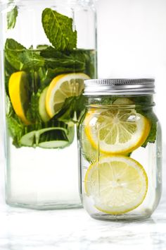 Here is why you should drink warm lemon water before bed… Mint Water Benefits, Lemon Mint Water, Sims Home, Mint Detox Water, Cucumber Detox Water, Lemon Juice Benefits, Lemon And Mint