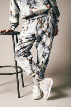 These comfy heavyweight fleece sweatpants boasting the label's signature tie-dye motif are an off-duty favorite. Cut from shrink-free cotton, they offer a relaxed fit that injects an extra dose of attitude into your laid-back look. Style yours with the matching sweatshirt for a high-impact head-to-toe look or pair back with a classic white tee. Details • Unisex • Made in U.S.A. • Pre-Washed for a no-shrink true fit. Each piece is individually hand-dyed—color and pattern may vary per garment. Diy Tie Dye Techniques, Tie Dye Sweatpants, Tie Dye Pants, Tie Dye Techniques, Tie Dye Diy, Tie Dye Outfits, Matching Sweatshirts, Fleece Sweatpants, Workout Hoodie