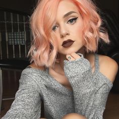 Peach dyed short hairstyle Pastel Hair Short, Peachy Hair Color, Blorange Hair, Cheveux Oranges, Peach Hair, Hair Color Crazy, Hair Color Pastel, Short Hair Color