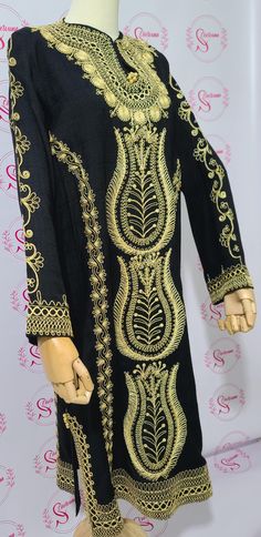 Kaftan traditionnel Marocain Tissu conton lin, brodé au fil d'or Travail artisanal marocain Longueur du caftan est de 1m 15 Longueur des bras 58cm le 1/4 de poitrine est de 28 cm Ceremonial Habesha Kemis For Eid With Traditional Patterns, Festive Long Sleeve Kaftan With Zari Work, Festive Long Sleeve Kaftan With Dabka Work, Long Sleeve Dabka Work Kaftan For Eid, Embroidered Habesha Kemis For Wedding Eid, Long Sleeve Abaya With Zari Work, Fitted Kaftan With Resham Embroidery For Eid, Eid Fitted Kaftan With Traditional Patterns, Festive Long Sleeve Abaya With Zari Work