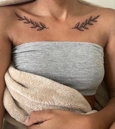 Collarbone tattoo of leaves on branches Collar Tattoo, Collarbone Tattoo, Spine Tattoos For Women, Tattoo Hand, Pretty Tattoos For Women, Unique Tattoo Designs