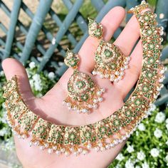 Featuring a necklace set made in gold plated silver and embellished with freshwater pearls and synthetic stones that resemble emeralds Jadau Set, Green Necklace Set, Jadau Jwellery, 22k Gold Jewelry Necklaces, Vintage Indian Jewelry, Punjabi Jewelry, Simple Necklace Designs, Jadau Jewellery, Emerald Green Necklace