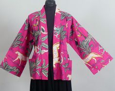 Veste  d'été  courte de forme Kimono  Mode toute taille Veste en  coton léger    Confortable, légère et unique   elle  peut se porter dehors tout l été et aussi hors saison comme veste d intérieur 2 poches plaquées Forme Kimono pour toutes les tailles  Elle se porte ouverte sur un teeshirt blanc ou de couleur unie assortie  Longueur: 65  cm toutes tailles disponibles  N hésitez pas à nous donner vos mesures pour un ajustement à votre taille  Plusieurs couleurs proposées LIVRAISON  gratuite sur n Multicolor Cotton Outerwear For Summer, Long Sleeve Pink Cotton Kimono, Pink Long Sleeve Cotton Kimono, Cotton Long Sleeve Summer Kimono, Casual Fitted Cotton Kimono, Fitted Casual Cotton Kimono, Fitted Multicolor Cotton Kimono, Summer Cotton Kimono In Pink, Pink Cotton Kimono For Summer