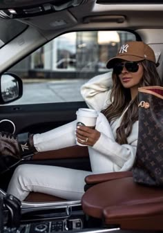 Louis Vuitton Combat Boots, Louis Vuitton Boots, Elegantes Outfit, Weekend Outfit, Vuitton Bag, Winter Fashion Outfits, Boots Outfit, Mode Outfits, Outfits Casuales