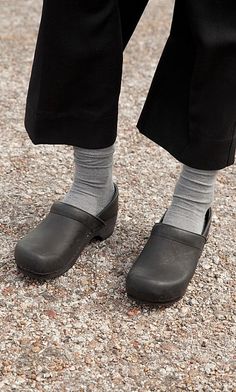 Dansko Outfits How To Wear, Clogs And Socks Outfit, Black Clogs Outfit, Clog Outfit, Black Clogs