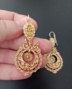 Beautiful Golden color metal MAXI Portuguese Queen Style Earrings. They are made with Gilded ZAMAK alloy. Super cute gift idea for girls and women. A perfect gift idea for your Girlfriend, Mother or other special lady in your life that you love and care, without breaking the bank. They are brand new, with Portuguese Filigree inspired details. Hook Style with silicone clasp, preventing accidental loss. Will be sent with Organza Pouch or Gift Box, as you prefer, ir in a randomly assigned matter. Y Queen Style, Luxury Brass Filigree Jewelry, Bohemian Filigree Earrings Gift, Bohemian Yellow Gold Filigree Earrings, Bohemian Gold Plated Filigree Earrings, Bohemian Gold Leaf-shaped Jewelry, Queen Earrings, Fantasy Earrings, Golden Color