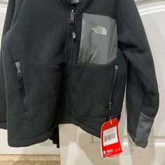 The North Face Boys' Chimborazo Hoodie Black Size Xs New With Tags. Smoke Free Home Toddler Snowsuit, Girls North Face Jacket, Grey Fleece Jacket, North Face Puffer Jacket, North Face Kids, Toddler Jacket, Hooded Winter Coat, North Face Fleece Jacket, North Face Girls