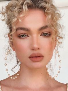 Peachy Makeup, Hairstyles Ponytail, Simple Hairstyles, Hairstyles Wedding, Hairstyles Curly, Make Up Looks, Natural Makeup Looks, Big Earrings, Curly Hairstyles