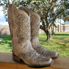 Excellent Condition Corral Boots With Glitter Corral Boots, Glitter, Size 6, My Style, Boots, Silver, Women Shopping, White, Color