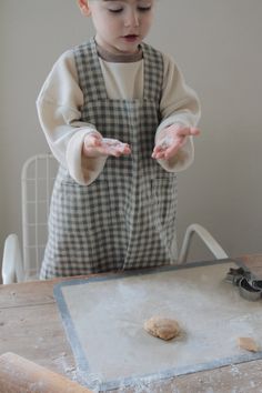 100% linen cross back apron for toddlers & kids with 2 pockets. Available in 10 colours and patterns. A practical and playful piece of linen that is perfect to encourage your little one to help you out in the kitchen. This Japanese style inspired linen apron will set your child's movements free and keep their clothes protected and clean. Perfect as a gift for Christmas or a birthday, you can twin it with our Dirvolira apron for adults, too:  https://www.etsy.com/listing/1575123996/linen-pinafore Apron Kids, Kids Skirt Apron, Simple Apron Kids, Linen Apron Pinafore, Linen Christmas Stocking, Linen Pinafore Apron, Child’s Apron, Linen Pinafore, Toddler Apron