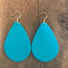 These matte teal lightweight leather earrings are the one of my personal favorites. The blue color is perfect in all seasons. These statement earrings are the perfect gift for friends, mothers, sisters, teachers, or any lady in your life. OVERVIEW This listing is for one pair of earrings. Color: Matte Teal Size: 1.5", 2.25", or 2.5" long Material: Genuine, soft leather on 18k gold plated hooks Handmade in Indiana OTHER INFORMATION Orders are not returnable, refundable or exchangeable due to the Soccer Earrings, Teal Earrings, Classic Earrings, Large Earrings, Leather Earrings, Earrings Color, Computer Monitor, Statement Earrings, All Seasons