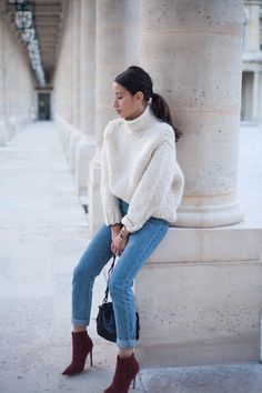 Alex's Closet - Blog mode et voyage - Paris | Montréal: PERFECT KNIT Light Denim Jeans Outfit, Denim Jeans Outfit, Chunky Turtleneck Sweater, Mode Shoes, Look Adidas, Light Denim Jeans, Estilo Indie, Oufits Casual, Skandinavian Fashion