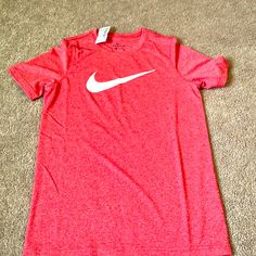 Size Medium New With Tags Nike Casual Top In University Red, Red Crew Neck Sports Top, Red Crew Neck Top For Sports, Nike Red T-shirt For Summer, Nike Casual T-shirt In University Red, Red Sports T-shirt For Summer, Nike Short Sleeve Pre-shrunk Tops, Red Nike T-shirt For Summer, Nike Red Graphic Tee Top