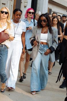 Wide Leg Outfit, Denim Street Style, Sassy Outfit, Nyfw Street Style, Quirky Fashion, Outfit Jeans, Pantalon Large, City Style