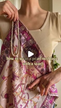 Italian Women Style, Ways To Tie Scarves, Jewelry Hacks, Necklace Scarf, Diy Fashion Scarf, Classic Style Outfits, Ways To Wear A Scarf, Green Converse