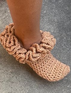 Crochet Footies with Ruffles Crochet Loom, Crochet Outfits, Hand Knit Blanket, Ruffled Socks, Crochet Ruffle, Crochet Clothing And Accessories, Crochet Socks, Fun Crochet, Crochet Clothing