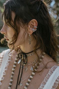 Modern silver earrings featuring dangling oval-shaped chain link adorned on a silver huggie. ✦ Chain measures 1-inch long / Antique Silver ✦ Huggie measures .5 inches round / Sterling Silver Modern Silver Earrings, Cool Piercings, Vintage Silver Jewelry, Silver Keychain, Funky Earrings, Silver Earrings Handmade, Special Jewelry, Jewelry Inspo, Chain Earrings