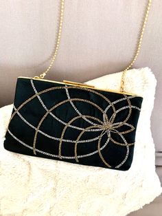 Superb silk clutch Embellished with beaded embroidery Very beautiful, very classy Dimensions in cm Height 14 Length 20.5 Base width 2.5 Shoulder chain height 31.5 Pierre Cardin 60s, Beaded Outfits, Bag With Beads, Beaded Clutch Bag, Silk Clutch, Embellished Bags, Shoulder Chain, Fabric Bags, Pierre Cardin