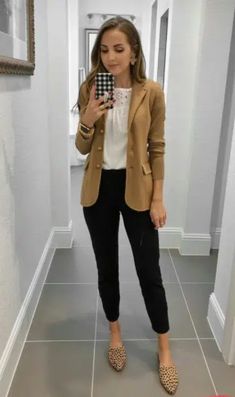 Business Casual With Flats, Womens Professional Outfits, Jcrew Style Inspiration, Gorgeous Office, Petite Fashion Outfits, Work Attire Women, Elegantes Outfit Damen, Camel Blazer, Business Professional Outfits