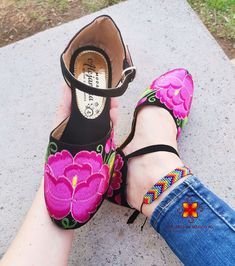 Braided Leather mexican shoes of excellent quality and comfortable. To be on trend with These Embroidered women shoes , you will feel very comfortable and fashion. Great to wear with everything, jeans, skirts, shorts these Mexican boho sandals. Use them on any occasion. More similar style: https://www.etsy.com/mx/listing/985111283/embroidered-women-shoes-mexican-boho?ga_search_query=alpargata&ref=shop_items_search_1&frs=1 https://www.etsy.com/mx/listing/827046067/embroidered-women-shoes- Awesome Salads, Hippie Shoes, Mexican Shoes, Mexican Boho, Womens Loafers, Mexican Fashion, Mexican Outfit, Boho Sandals, Comfort Shoes Women