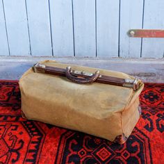 Great, very old linen bag with beautiful leather details on the closure. The closure mechanism works very well. The bag has a wonderful retro and vintage charm. I immediately thought of the old series: "The Doctor and the Dear Animals". Height: 22 cm, width 53 cm, depth: 30 cm Vintage Beige Satchel, Vintage Brown Travel Bag, Vintage Satchel With Leather Handles For Travel, Vintage Travel Satchel With Leather Handles, Vintage Travel Briefcase With Leather Handles, Vintage Brown Satchel For Travel, Vintage Beige Satchel For Travel, Vintage Satchel Travel Bag, Vintage Brown Canvas Travel Bag