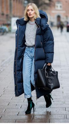 Vinter Mode Outfits, Street Style Jeans, Casual Chic Winter, Casual Chique Stijl, Best Winter Coats, Style Casual Chic, Chic Winter Outfits, Long Puffer Coat, Casual Chique