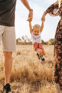 Fam Photoshoot Ideas, Family Maternity Outdoor Photoshoot, Maternity Photos With One Year Old, Family Maternity Announcement Pictures, Family Maternity Pictures Summer, Announcement Photos With Toddler, Second Baby Photoshoot, Summer Pregnancy Announcement Baby 2, Toddler Baby Announcement