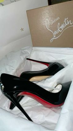 Louboutin Heels Outfit, Louboutin Aesthetic, Nice Heels, Red Bottom Heels, Shoes Slides, Pretty Heels, Luxury Heels, Girl Shopping, Fashion Shoes Heels