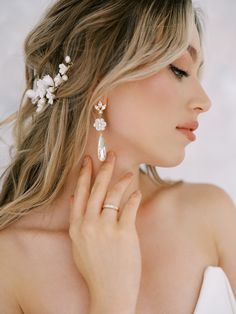 Bride wearing Swarovski Crystal earrings handcrafted by Joanna Bisley Designs in Calgary Canada. Earring Photo, Bride Earring, Statement Wedding Earrings, Modern Bridal Earrings, Bridal Makeup And Hair, Pearl Drop Earrings Bridal, Statement Earrings Wedding, Bridal Statement Earrings, Bridal Earrings Chandelier