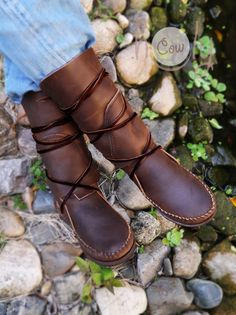 Hippie bottes mocassins mocassins bottes de par HolyCowproducts Viking Boots, Brown Leather Knee High Boots, Handmade Moccasins, Boots Boho, Pirate Boots, Maker Ideas, Hippie Boots, Moccasins Women, Boho Boots