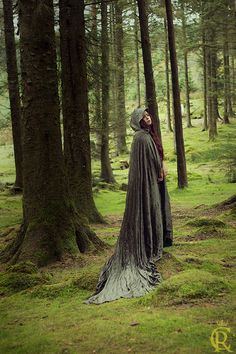 Dark green velvet cape long velvet hooded cloak by CostureroReal Winter Fairytale Photoshoot, Assassin Vibes, Woman In Cloak, Cloaked Woman, Folklore Photoshoot, Forest Character, Witch Beauty, Cloak Medieval, Norway Wedding