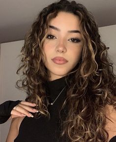 Bombshell Hair, Dyed Curly Hair, Natural Curly Hair Cuts, Highlights Curly Hair, Colored Curly Hair, Makijaż Smokey Eye, Curly Hair Inspiration, Curly Girl Hairstyles, Dye My Hair