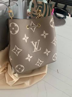 Handbags 2022, Pink White Nails, Luxury Bags Collection, Aesthetic Bags, Purse Essentials, Animated Christmas, Bag Collection, Purses Designer, Gucci Handbags