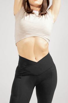 We took the crisscross waistband of your most viral legging and paired it with the leg-lengthening silhouette of our best-selling flares and added POCKETS! And the best part? These pockets have a bonded edge, making them so sleek and nearly invisible. With a pinch-free waistband to accentuate your hourglass figure, a V Flare Legging, Curvy Shorts, Flared Leggings, Legging Fits, Sport Leggings, Leggings With Pockets, Perfect Pant, Best Leggings, Tall Girl