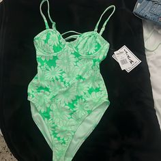 Totalmente Nuevo, Tiene Un Print Floral Trendy Green Floral Print Swimwear, Green Swimwear For Spring Day Out, Green One Piece, One Piece Swimwear, Womens Swim, Swimming, California, One Piece, Floral