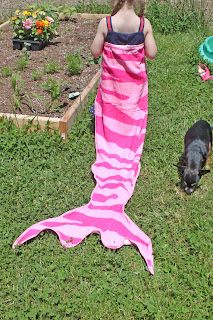 Stitch To My Lou: Mermaid Tail Towel Tutorial Mermaid Towel, Diy Kostüm, Mermaid Under The Sea, Mermaid Parties, Mermaids And Mermen, Mermaid Beach