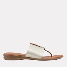 Nice Elastic Sandal Flat in Platino – Andre Assous Designer Flip Flops, Bed Full, Summer Footwear, Wedge Flip Flops, Beach Flip Flops, Leather Cushion, Ankle Length Pants, Beach Sandals, Sandals Summer