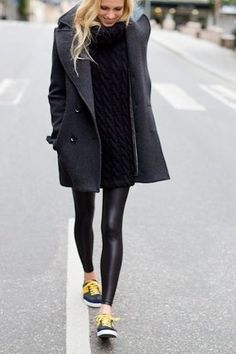 Off-duty look - wool coat, oversize sweater, leather leggings and sneakers. Weekend Mode, Mode Tips, Style Casual Chic, Bohol, Sporty Chic, Black Tights, Street Chic, Looks Style, Mode Inspiration