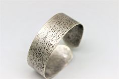 Matt Silver Hammered Cuff Bracelet Blank - 20 mm (0.78 inches) Cuff Blank For Bracelet Making Item Details Material : Raw Brass Width : 20 mm (0.78 inches) Thickness : 1 mm (0.04 inc) Color : Matt Silver Quantity : 1 Piece - Handmade Supply - - Adjustable - - Lead and Nickel Free - - High Quality - * For further information or if you have any questions please do not hesitate to contact us. ** We send all orders via Registered Post with Turkish Postal Services. Please do not hesitate to contact u Hammered Cuff Bracelet, Brass Cuff, Hammered Silver, Raw Brass, Bracelet Making, Cuff Bracelet, 1 Piece, Rings For Men, Cuff