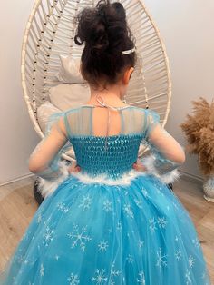 Winter Princess Dress For Costume Party, Frozen First Birthday, Elsa Birthday Party, Princess Elsa Dress, Surprise Birthday Decorations, Princess Jasmine Costume, Disney Frozen Birthday Party, Poofy Dress, Elsa Birthday