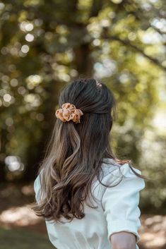 Hairstyle Using Scrunchies, 1 Scrunchie Hairstyles, Scrunching Hairstyles, How To Style Scrunchies, Scrunchie Hairstyles Long Hair, Hair With Scrunchie, Cute Hairstyles With Scrunchies, Cute Scrunchie Hairstyles, Scrunchie Photoshoot Ideas