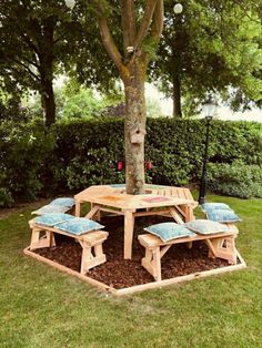 Geometric wooden tables Patio Decorating Ideas, Patio Decorating, Deck Decorating, Decor Bathroom, Diy Backyard, Diy Garden Decor