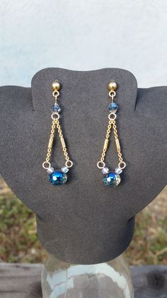 This pair of mouse teardrop earrings features shiny gold studs, chain, and glistening sapphire and clear glass beads.  The post earrings are 24K gold plated over stainless steel, and gold plated chains have tubes for additional shine.  The multi-faceted round teardrop beads and bicones have a sapphire luster to complete the design.  Earrings are short, measuring 1.75 inches in length.   * Earrings contain gold plated metal components, so please keep away from heat and moisture to maintain the co Bicone Bead Earrings, Small Bead Earrings, Drop Earrings Diy, Diy Earrings Dangle, Earrings 2024, Wire Earrings Handmade, Wire Jewelry Rings, Teardrop Jewelry, Diy Jewelry Unique